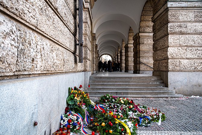 Z pietního setkání k připomínce a uctění památky obětí prosincové střelby na Filozofické fakultě Univerzity Karlovy.