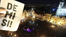 Demonstranti zaplnili pražské Staroměstské náměstí a žádají demisi vlády Andreje Babiše (ANO).