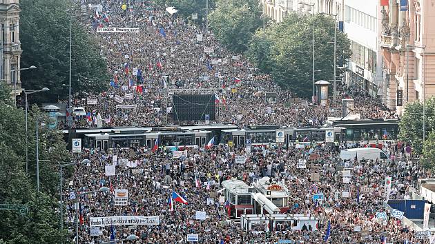 Demonstrace za demisi Andreje Babiše a Marie Benešové na Václavském náměstí 4. června 2019.