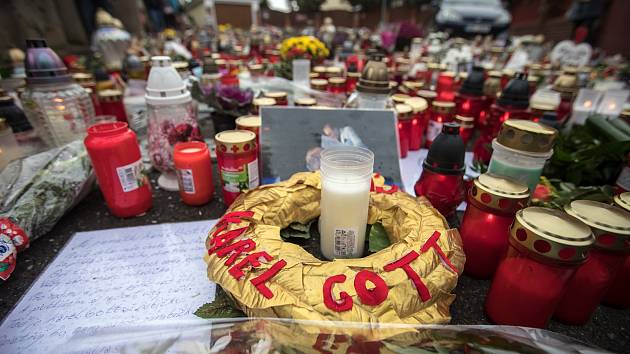 Lidé uctívali památku zpěváka Karla Gotta ještě 8. října 2019 před jeho vilou na Bertramce.