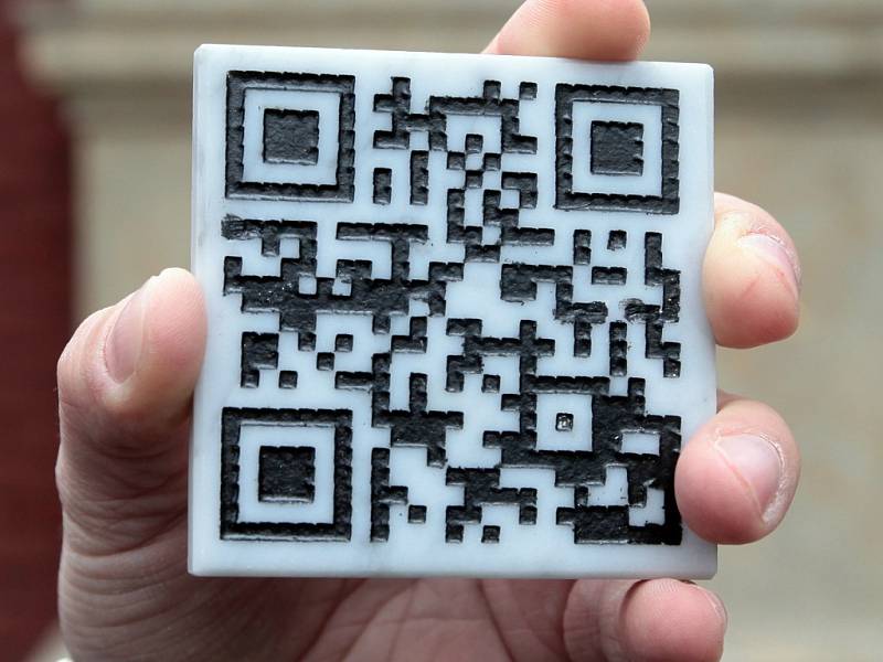 V Praze na Olšanských hřbitovech byl odhalen první QR kód, který propojuje reálné offline prostředí s tím online. Symbolicky se příjemcem QR kódu stal hrob muže, jenž je považován za otce české žurnalistiky - Karel Havlíček Borovský.