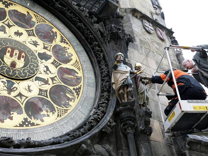 Na pražský orloj se ve středu 14. března 2012 vrátily zbylé čtyři restaurované sošky.