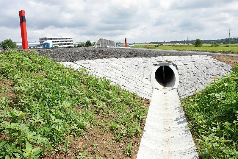 Slavnostně otevřena byla ve čtvrtek druhá etapa obchvatu Jesenice na Praze-západ v délce 1410 m.