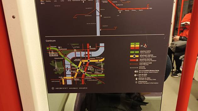 Nové mapy ve vozech metra.