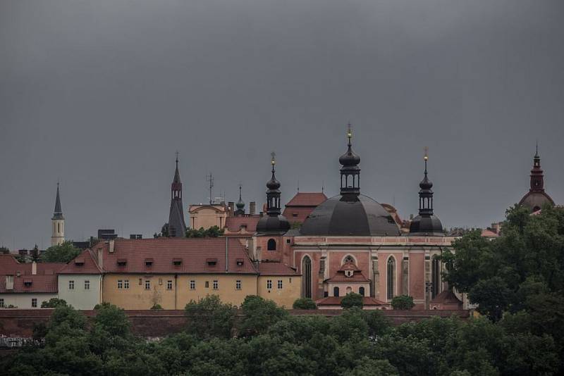 Bouřka nad Prahou.