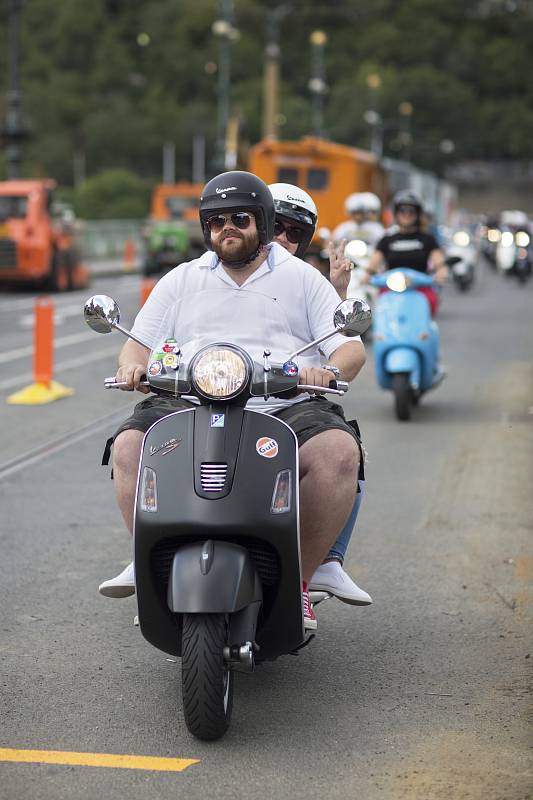 Spanilá jízda Prahou skútrů Vespa.