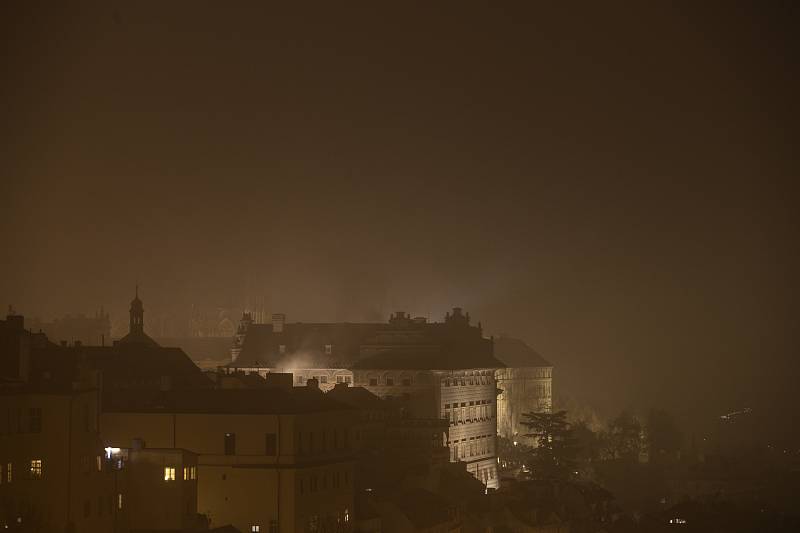 Tento pohled se naskytl lidem, kteří se rozhodli pražský novoroční ohňostroj sledovat z teras Strahovského kláštera.