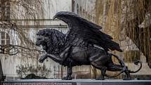 Památník Okřídlený lev od britského sochaře Colina Spoffortha  v Praze na Klárově