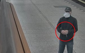 Policie hledá muže, který s nožem v ruce brutálně napadá ženy v Praze.