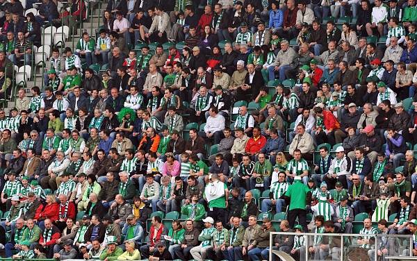 Věrní fanoušci na hlavní tribuně.