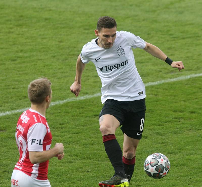 Utkání fotbalové FORTUNA:LIGY mezi Pardubicemi a Spartou skončilo 2:2.