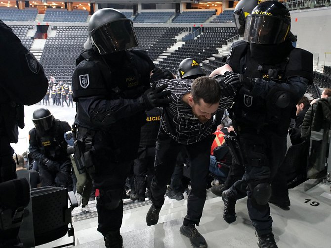 Cvičení policejních pořádkových jednotek v O2 aréně, kde se v květnu uskuteční mistrovství světa v hokeji.