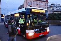 U Smíchovského nádraží srazil autobus ženu.