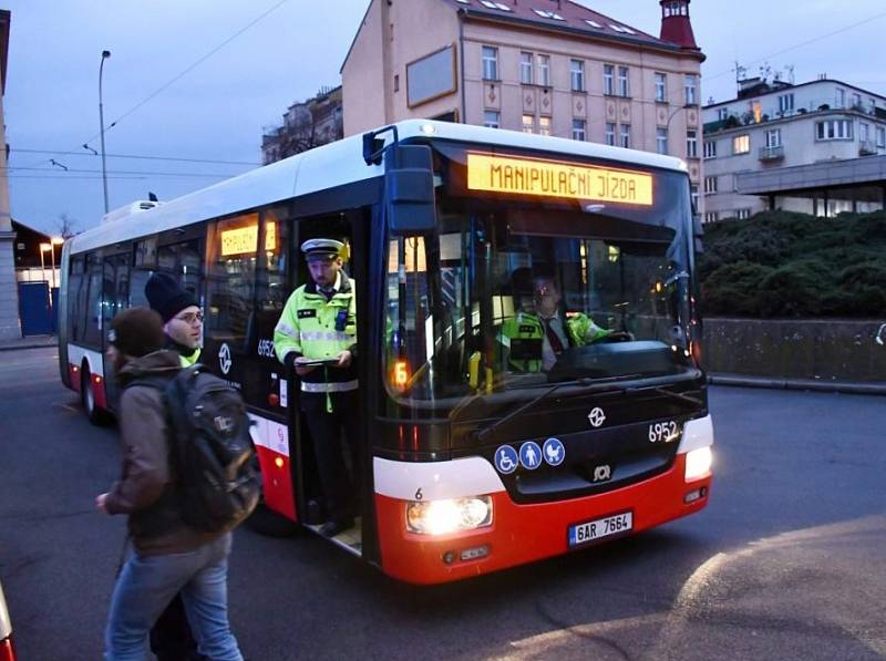 U Smíchovského nádraží srazil autobus ženu.