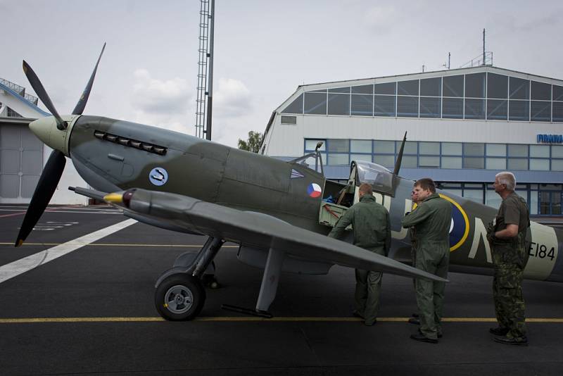 Součástí slavnostního odhalení památníku československým pilotům sloužícím za druhé světové války u RAF, které si nenechali ujít ani veteráni, byl přelet historického letounu Spitfire XVI, v němž létal slovenský pilot Otto Smik s 312. perutí.