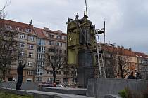 Praha 6 nechala odstranit sochu sovětského maršála Koněva z náměstí Interbrigády.