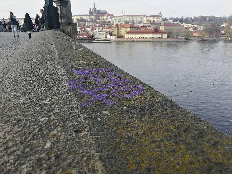 Neznámý vandal počmáral 9. 11. Karlův most.