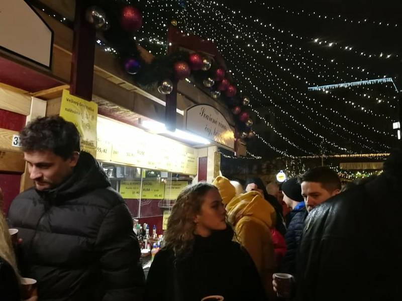 Poslední svařák ze stánku 26. listopadu 2021 na vánočních trzích v Praze.