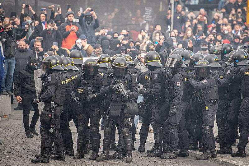 Demonstrace fanoušků v Praze na Staroměstském náměstí se 18. října 2020 po ukončení zvrhla v bitky s policií.