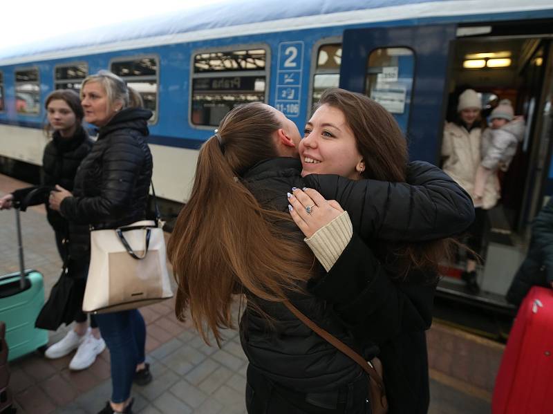 Vlak s uprchlíky z Ukrajiny přijel z Bohumína ve středu po osmé hodině ráno. Praha, Hlavní nádraží.