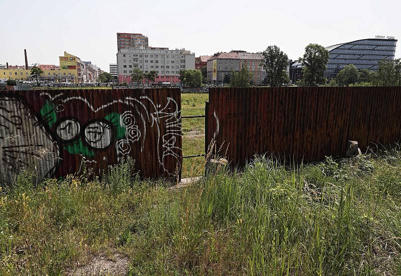 Pozemky mezi nádražím Holešovice a Vltavskou.