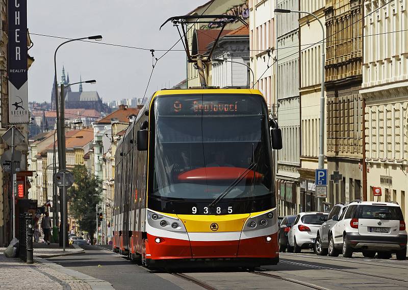 Autobusy a tramvaje v Praze.