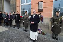 Loňské pietní shromáždění na Karlově náměstí: připomínka obětí bombardování Prahy ze 14. února 1945 u pamětní desky na budově Všeobecné fakultní nemocnice.