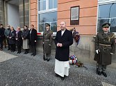 Loňské pietní shromáždění na Karlově náměstí: připomínka obětí bombardování Prahy ze 14. února 1945 u pamětní desky na budově Všeobecné fakultní nemocnice.