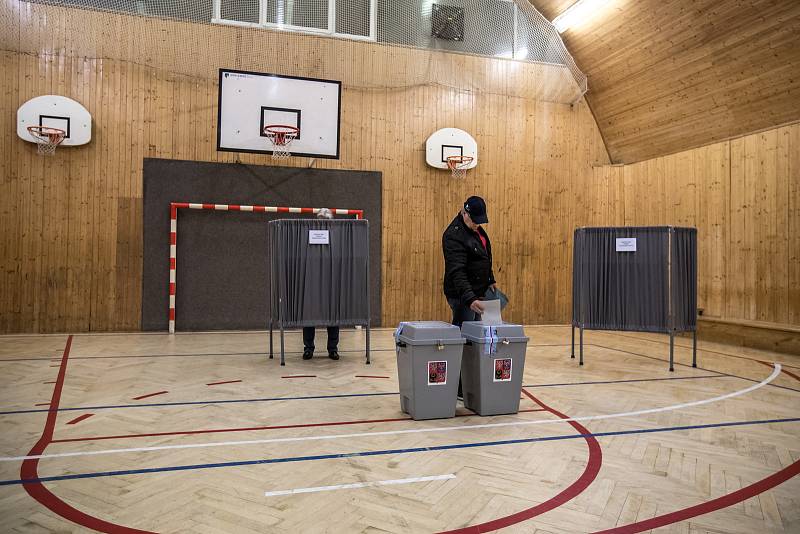 Lidé volili v parlamentních volbách 20. října v Praze.