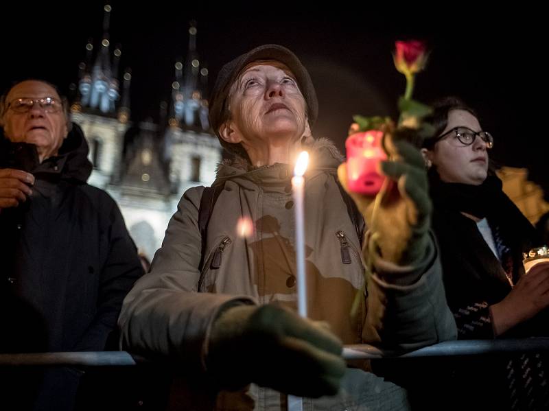 Lidé uctili památku 50. výročí upálení Jana Palacha Pochodem světla 16. ledna v Praze.