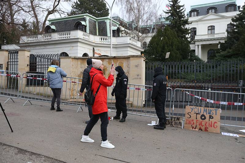 Demonstrace u ruské ambasády v Korunovační ulici v Praze.