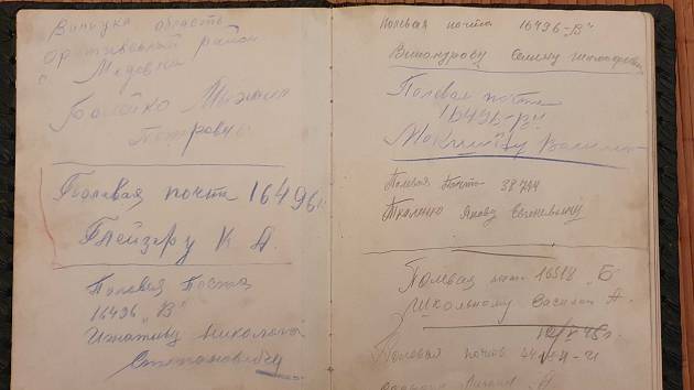 Ruská věnování. V deníčku paní Máchové lze dodnes vidět otisky prstů, které tam nechali rudoarmějci.