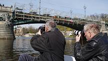 Možnost sledování kamerového průzkumu vnitřku soch na Čechově mostě, který v souvislosti s rekonstrukcí osvětlovacích a efektových systémů provádí městská společnost Technologie hl. m. Prahy.