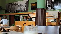 Legendární restaurace Oáza se proměnila na Nádražní Tankovnu Smíchov.