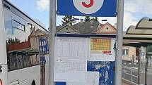 Proměna označníků zastávek na autobusovém nádraží v Čáslavi podle nového vizuálu PID.