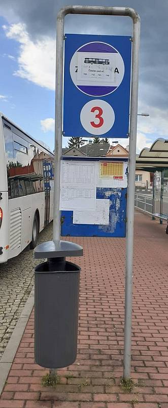 Proměna označníků zastávek na autobusovém nádraží v Čáslavi podle nového vizuálu PID.