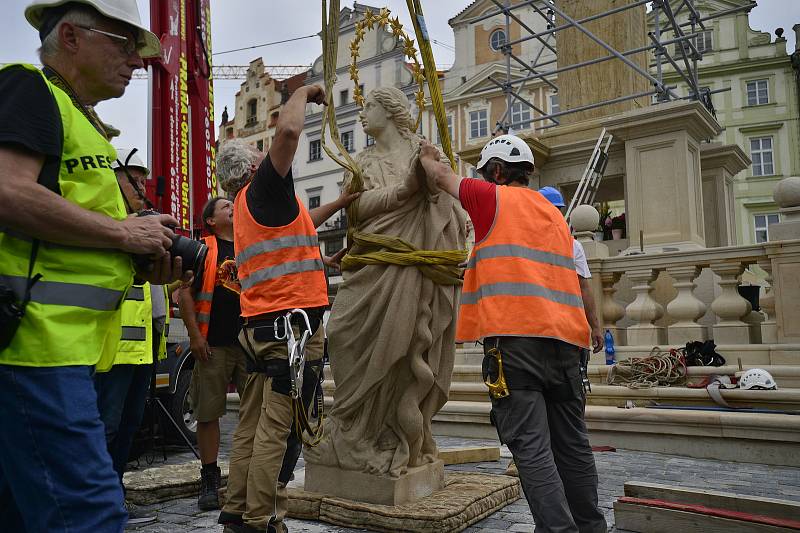 Na Staroměstském náměstí v Praze byla 4. června 2020 vztyčena replika mariánského sloupu ze 17. století.