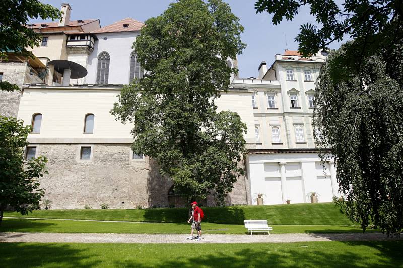 Po dvou a půl letech rekonstrukce se 20. června slavnostně za účasti prezidentského páru otevřely Jižní zahrady Pražského hradu. 