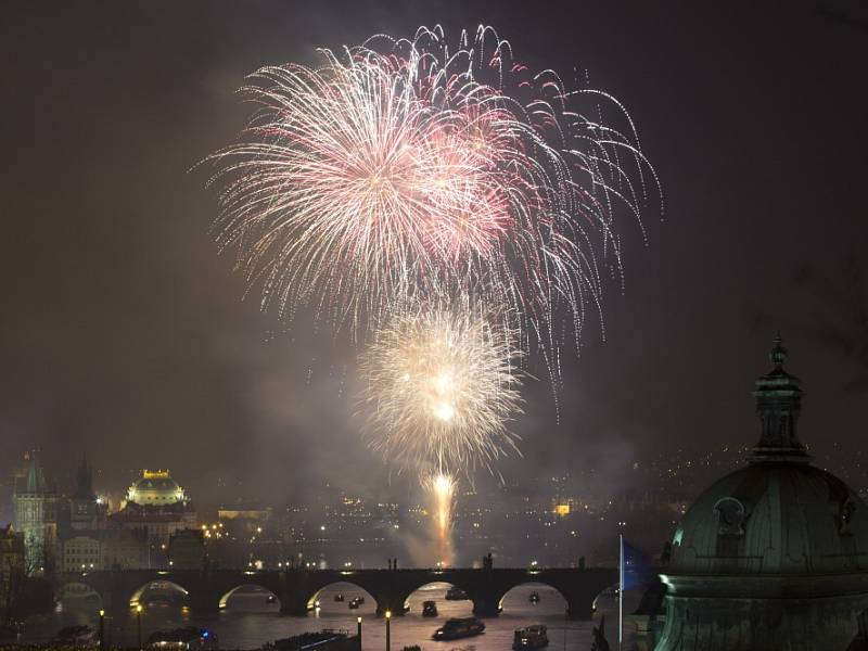 Novoroční ohňostroj v Praze přilákal tisíce lidí  