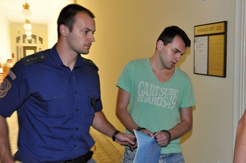 Výjimečný trest v trvání 26 let uložil v pátek Městský soud v Praze 22letému Martinu Kralovi z Kolína za vraždu svého dědečka