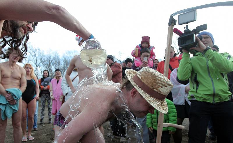 Křest otužilců, při níž jsou pokřtěni ze džbánu vltavskou vodou s ledem a přijati za právoplatné otužilce. Pláž u loděnice Slavoje 15. prosince.