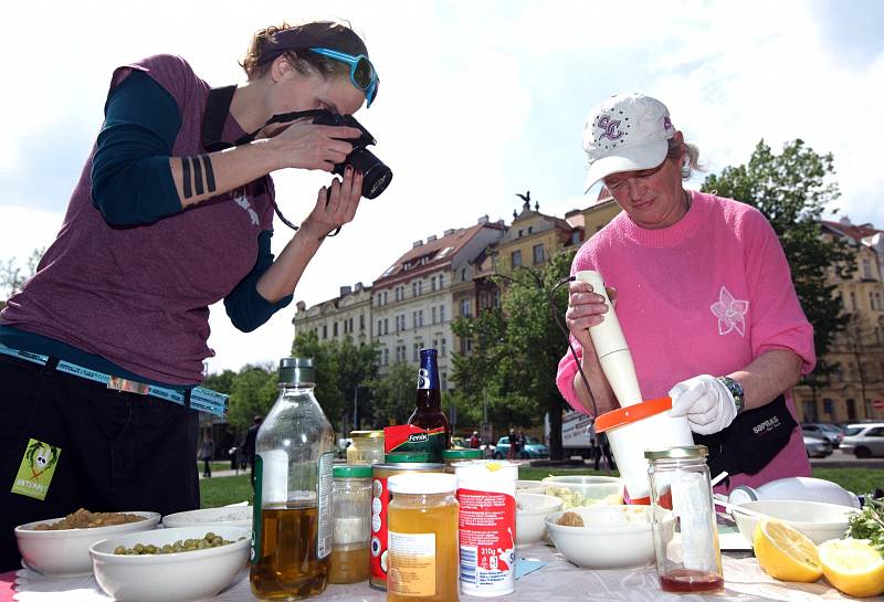 Na náměstí Jiřího z Poděbrad v Praze vařily kuchařky bez domova.