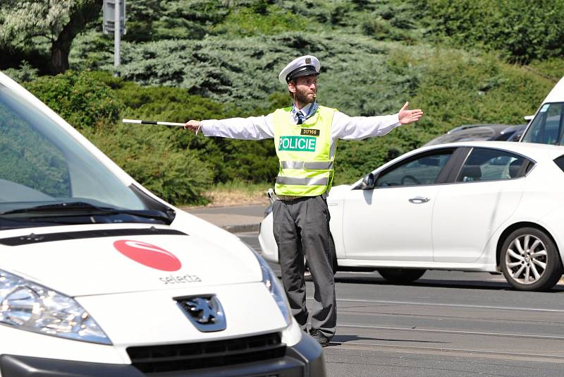 Klání policistů soutěžících o nejlepšího regulovčíka.