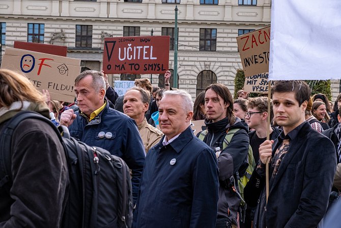 Celodenní stávka akademiků filozofické fakulty, fakulty humanitních studií a evangelické teologické fakulty Univerzity Karlovy kvůli mzdám a finanční situaci vysokých škol