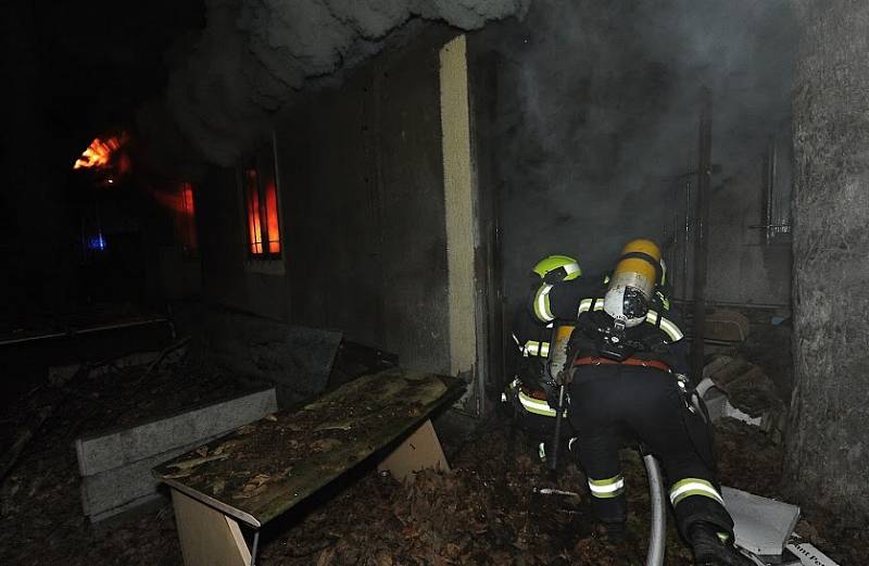 Hasiči zasahovali u požáru opuštěných budov na Strahově.