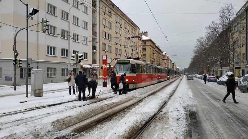 Sněhová kalamita komplikuje 8. února 2021 dopravu v Praze a okolí.