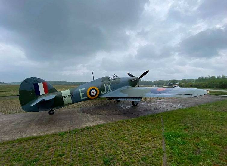 Stíhací letoun Hawker Hurricane, na kterém za 2. světové války létali českoslovenští piloti, našel svůj nový domov v Praze na letišti Točná.