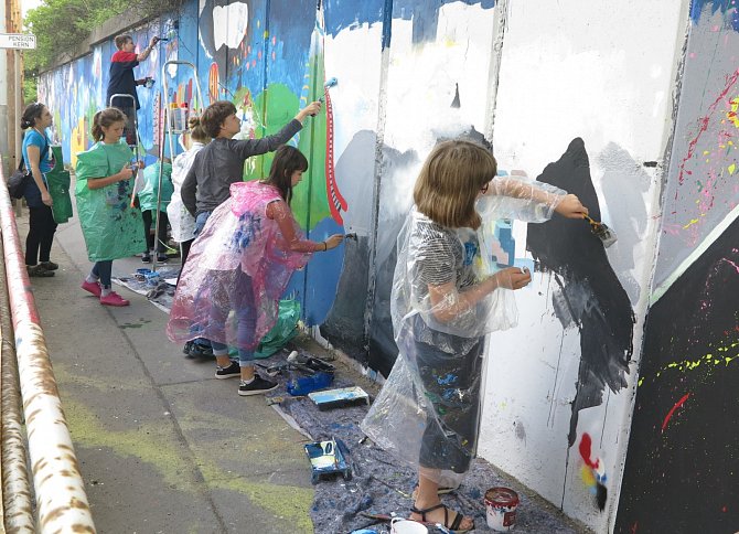 Děti ze základních škol pomalovaly zeď