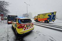 V Praze se u zastávky srazily dva autobusy. Pět starších žen bylo zraněno.