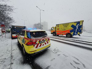 V Praze se u zastávky srazily dva autobusy. Pět starších žen bylo zraněno.